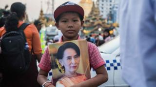 အတိုင်ပင်ခံပုဂ္ဂိုလ်ဒါ်အောင်ဆန်းစုကြည်ကိုယုံကြည်ကြောင်းထောက်ခံပွဲတစ်ခုမှာတွေ့ရတဲ့ ကလေးငယ်တစ်ဦး