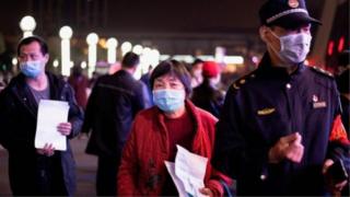 عزت الصين عدم دقة المعلومات إلى الضغط على العاملين في بداية الأزمة