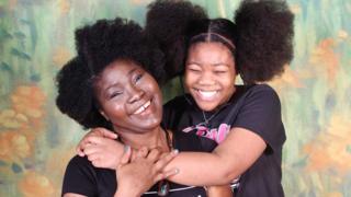 Les cheveux, un symbole de fierté. BBC Afrique revient sur l'histoire de six femmes qui portent leurs cheveux naturels.