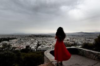 Mujer mira a Atenas.