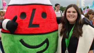 Mae o flwyddyn yn hŷn na Radio Cymru ac mae ei gân o mor boblogaidd ag erioed