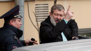 Вячеслав Мальцев в сопровождении сотрудника полиции