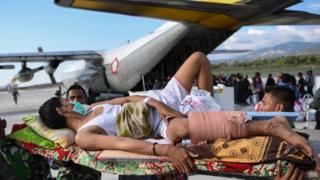 Sejumlah warga Palu dievakuasi ke luar Kota Palu menggunakan pesawat Hercules karena susahnya mencari makan pascagempa dan tsunami di Palu.