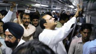 बस असो वा मेट्रो, गर्दी ही अनेकदा पुरुषांसाठीही शोषणाचं ठिकाण बनू शकतं