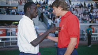 George Weah et son entraîneur Arsène Wenger au Paris Saint-Germain, lors de la saison 1992-1993