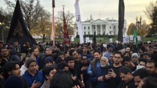 Мусульмане-шииты протестуют против ИГИЛ и использования терроризма во имя ислама во время религиозного шествия мусульман-шиитов США на площади Лафайет возле Белого дома в Вашингтоне, округ Колумбия, 6 декабря 2015 г.
