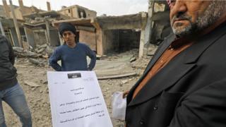 Hajin's mayor shows an IS document