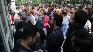 ازدحام روز سهشنبه (۲۱ فروردین) در مقابل صرافیها در روزی که دولت اعلام کرده دلار به قیمت ۴۲۰۰ تومان عرضه میشود