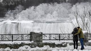   White presentation space [19659013] Couple at the waterfall 