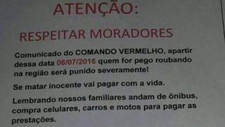 Cartaz anti-roubo em favel de São Gonçalo, no Rio