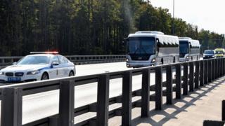 два автобуса с полицейским сопровождением