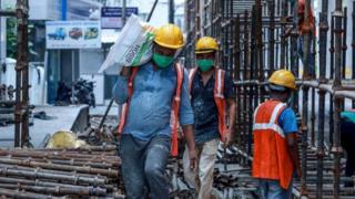 கட்டுமானத் தொழிலில் புலம் பெயர் தொழிலாளர்கள்.