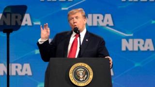 Donald Trump en una reunión de la NRA