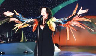 Transcinsiyet şarkıcı Dana International, Jean-Paul Gaultier imzalı kuş tüylü kıyafetiyle 1998'de yarışmayı İsrail adına kazanmıştı.