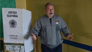 Luiz Inácio Lula da Silva en el centro de votación