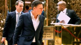 Питер Тиль покидает Trump Tower в Нью-Йорке