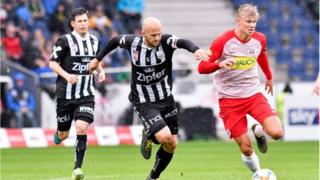 Erling Haaland (en rouge), lors d'un match de son club, le Red Bull Salzbourg, contre le LASK, en Bundesliga.