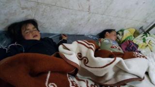 Niños en un hospital luego del ataque