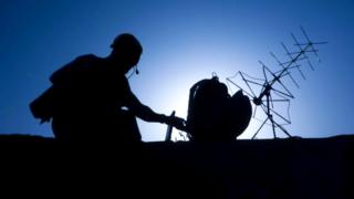 Военный и радиоантенна