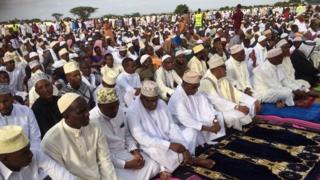 Waisamu wakiswali wakati wa maadhimisho ya sikukuu ya Eid-ul-Fit Nairobi