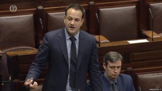 Лео Варадкар выступает в парламенте Ирландии