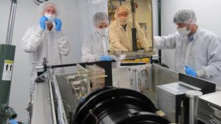 Cientistas operam espectrógrafo