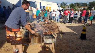 Homem faz churrasco à beira de rodovia