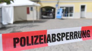 Полицейская лента блокирует доступ к району в центральной части Ансбаха, где произошел взрыв (25 июля 2016 года)