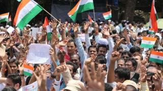 Al'ummar Kasar India ke daga tuta suna murnar zagayowar ranar samun 'yancin kasarsu