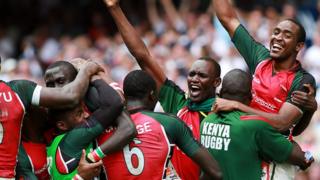 Wachezaji wa Kenya wa timu ya wachezaji saba kila upande wakisherehekea ushindi wao
