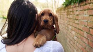 Mulher de costas com cachorro