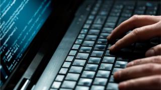 manos sobre teclado
