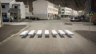 Paso de cebra tridimensional en Ísafjörður.