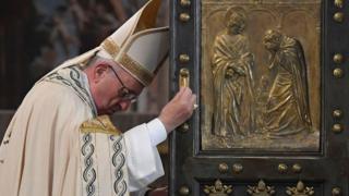 El Papa cerró la puerta santa en la Basílica de San Pedro, en Roma, el domingo 20 de noviembre.