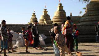 အေအေနဲ့ အစိုးရတပ် တိုက်ပွဲတွေကြောင့် နေရပ်စွန့်ခွာခဲ့ရတဲ့ မြို တိုင်းရင်းသားတွေကို ဘူးသီးတောင်က ဘုရား ပရဝဏ်ထဲမှာ နှစ်ဆန်းပိုင်က တွေ့မြင်ရပုံ