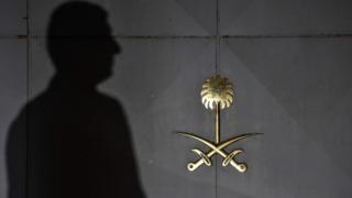 Sombra de homem é projetada em portão do consulado saudita em Istambul