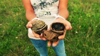 Mulher segura bomba de fragmentação
