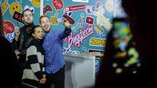 Стас Давыдов фотографируется с поклонницей