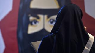 Женщина из Саудовской Аравии смотрит на картину во время форума в Эр-Рияде 15 ноября 2017 года (файл фото)