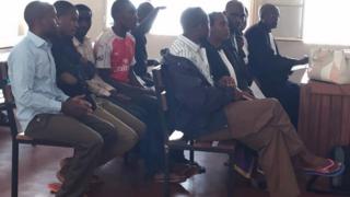 Aba bivugwa ko ari abayoboke b'ishyaka FDU Inkingi igihe bagezwaga mu rukiko bwa mbere.
