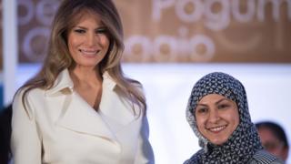Đệ nhất Phu nhân Melania Trump tặng giải thưởng Nhân quyền cho bà Fadia Najib Thabet của Yemen nhân ngày Phụ nữ Can Đảm Quốc tế tại Washington, DC, 29/03/2017