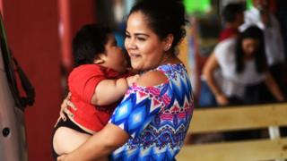 Luis Manuel González en brazos de su madre Isabel Pantoja