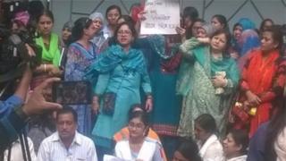 শিক্ষার্থীর আত্মহননের ঘটনায় স্কুলের সামনে সমাবেশ করে ক্ষোভ জানিয়েছেন অভিভাবকরা