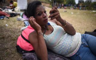 mujer maquillándose
