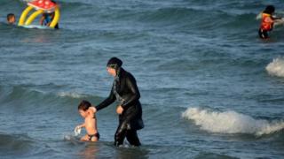 Mulher usa burquini em praia de Nice, onde ocorreu atentado na França