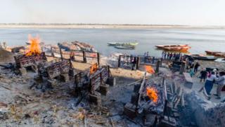 Crematórios em Varanasi