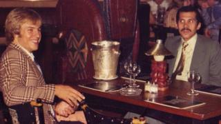 Eamonn O'Keefe, el príncipe Abdulá bin Nasser y una de las esposas del príncipe en el restaurante Barracuda en Londres en 1976