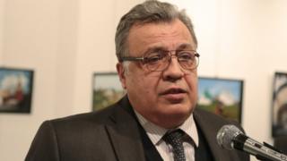 Un individu a ouvert le feu sur l'ambassadeur russe à Ankara, le 19 décembre 2016.