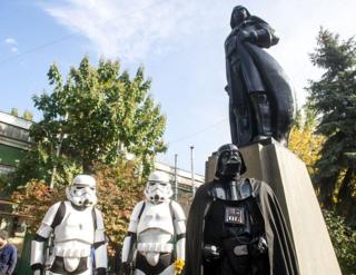 Una estatua de Darth Vader en lugar de una de Lenin