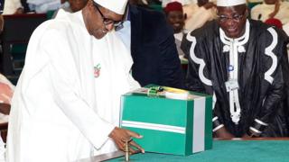 Президент Нигерии Мухаммаду Бухари представляет предложение по бюджету на 2016 год парламенту в декабре 2015 года